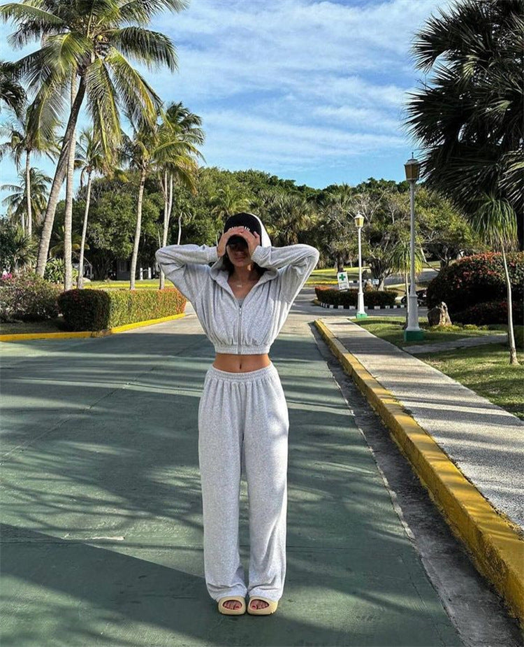 Coordinated women's tracksuit with a soft velvet texture
