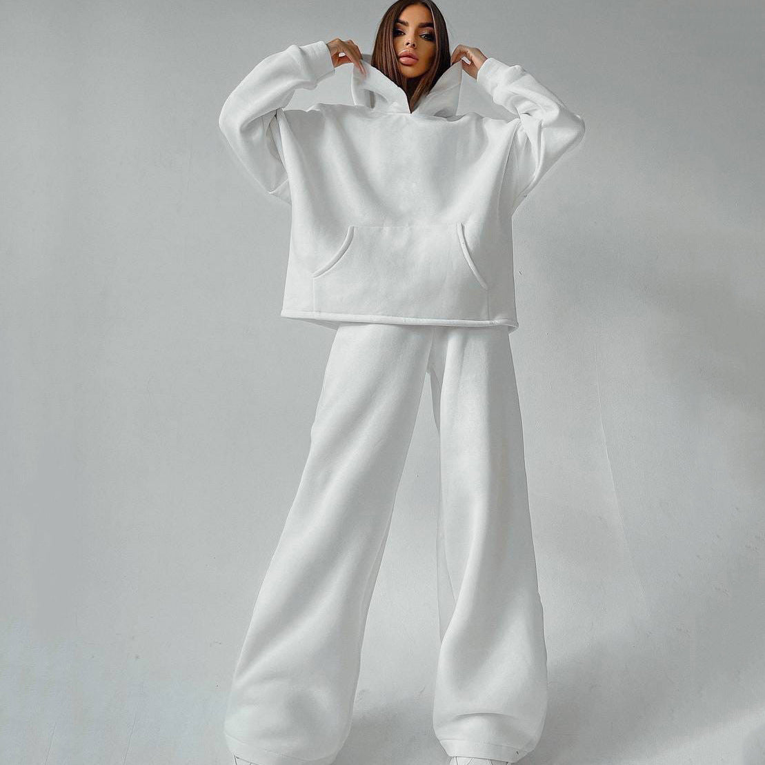 Comfortable women's two-piece outfit with a relaxed silhouette