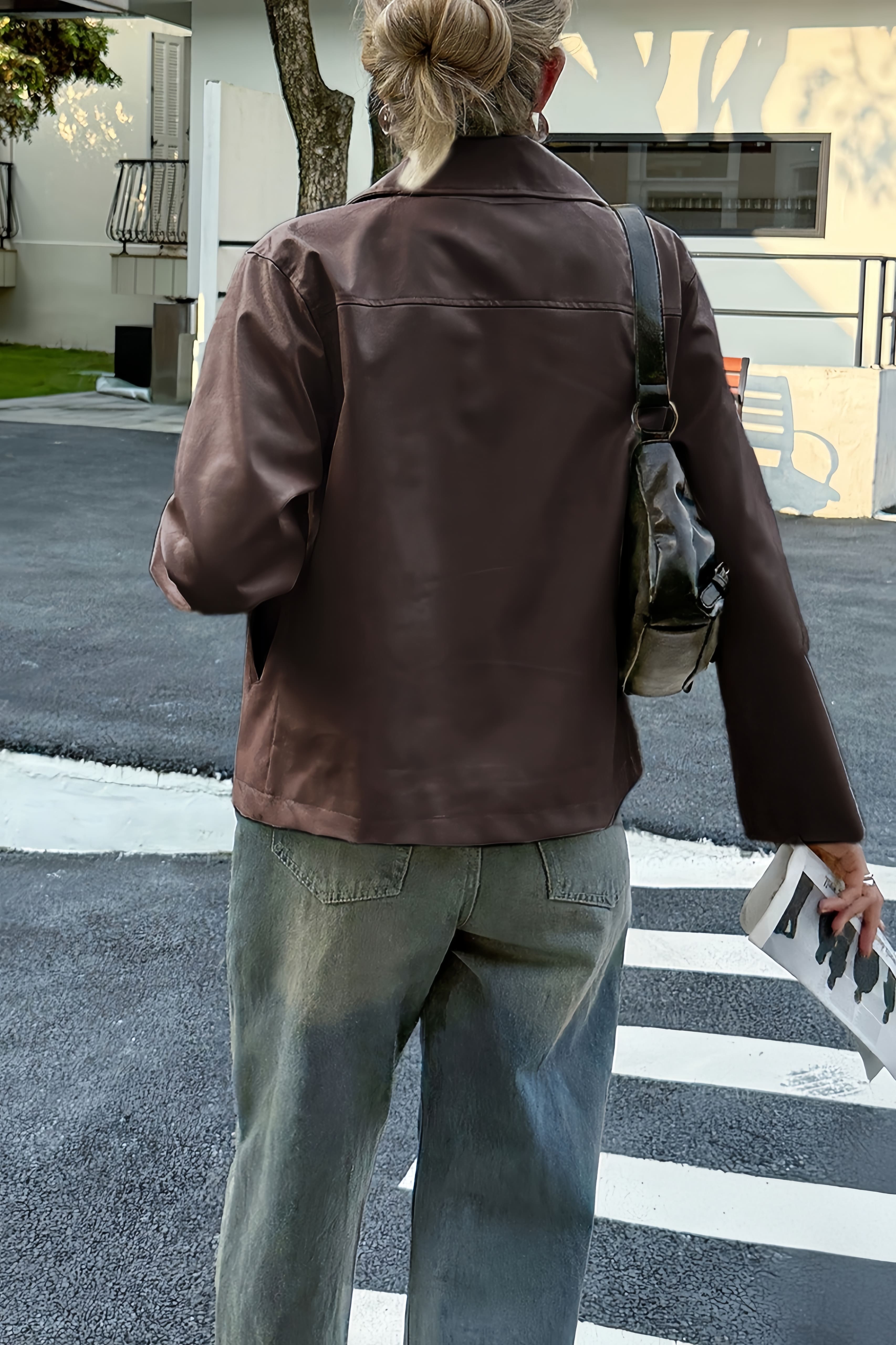 Close-up of the point collar and front zipper on the jacket