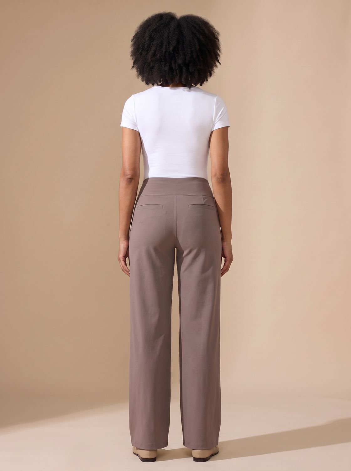 Women's pants with practical side pockets and a wide-leg silhouette