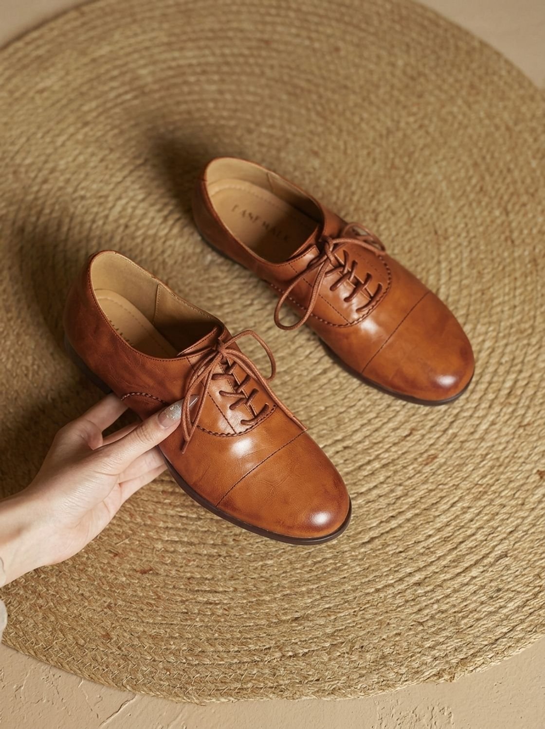 Women's leather flat shoe with a structured Oxford silhouette