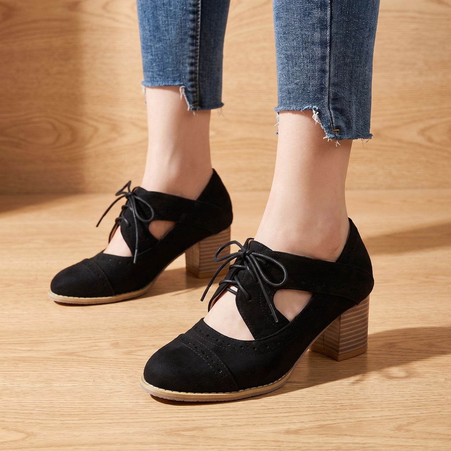 Women's vintage lace-up brogue pumps with a sturdy block heel