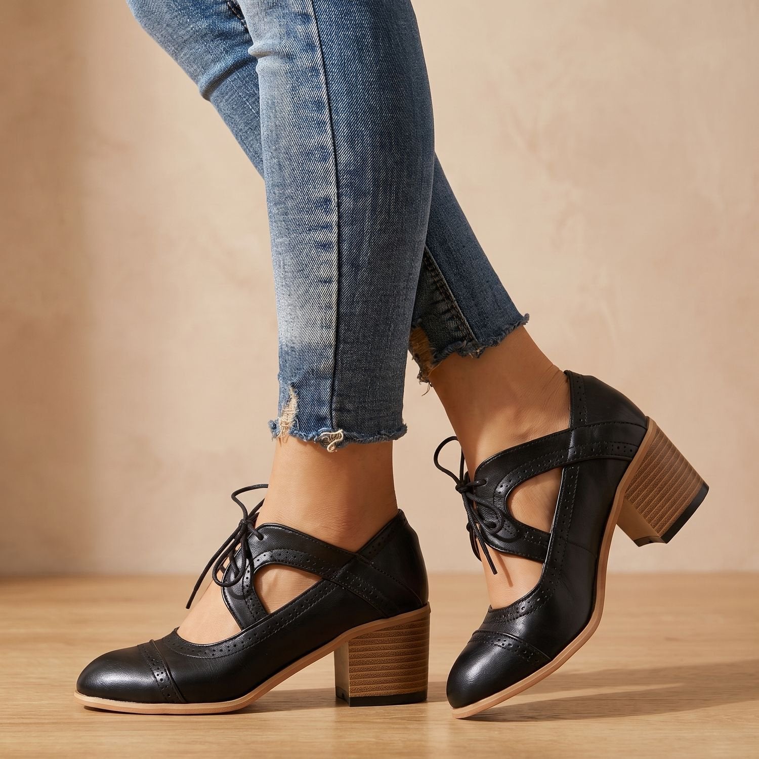 Women's Vintage Lace-Up Brogue Block Heel Pumps